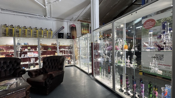 Die Glasvitrinen im Smoking Madhouse in Kassel