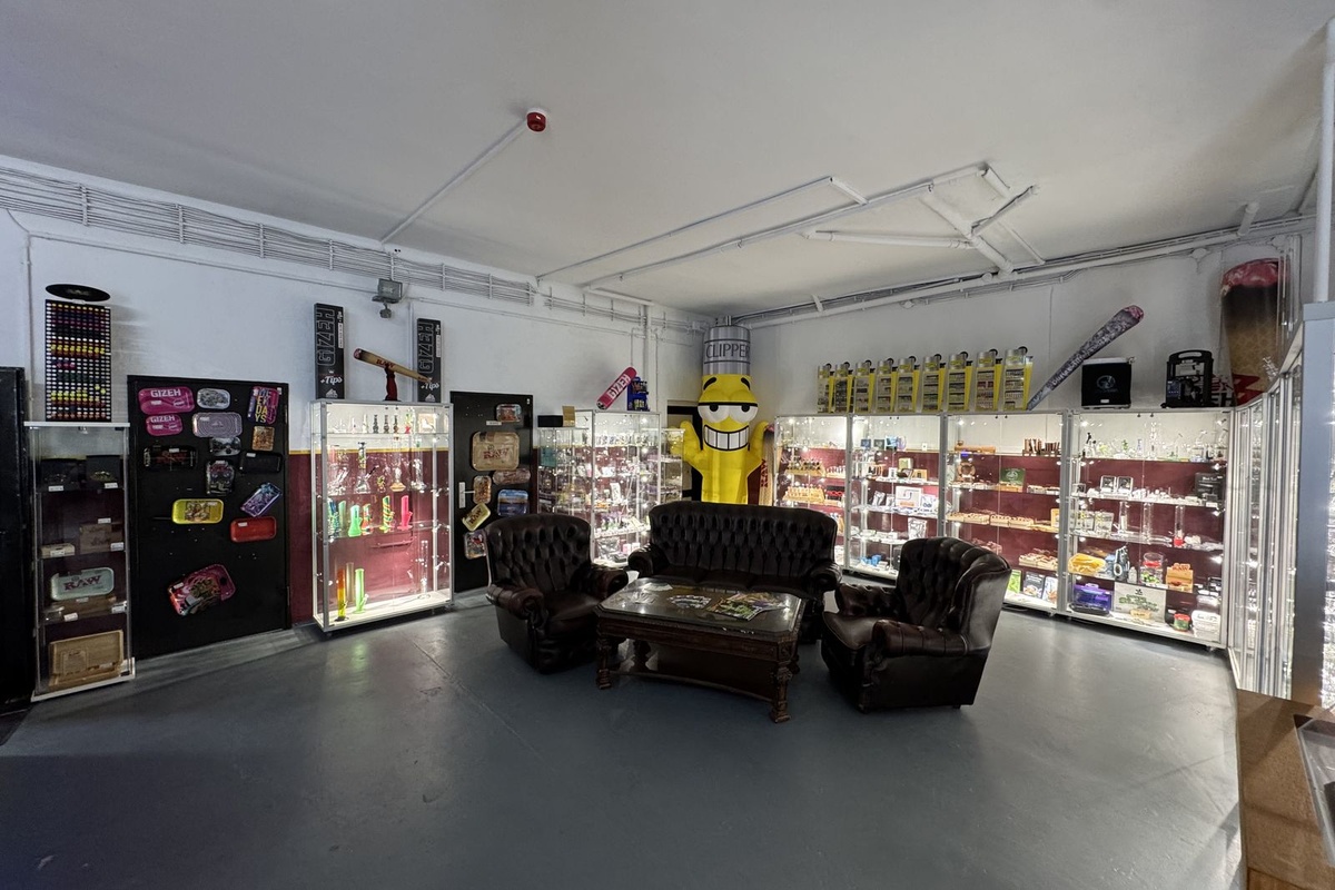 Verkaufsraum von Smoking Madhouse in Kassel mit Glasvitrinen und Sitzbereich