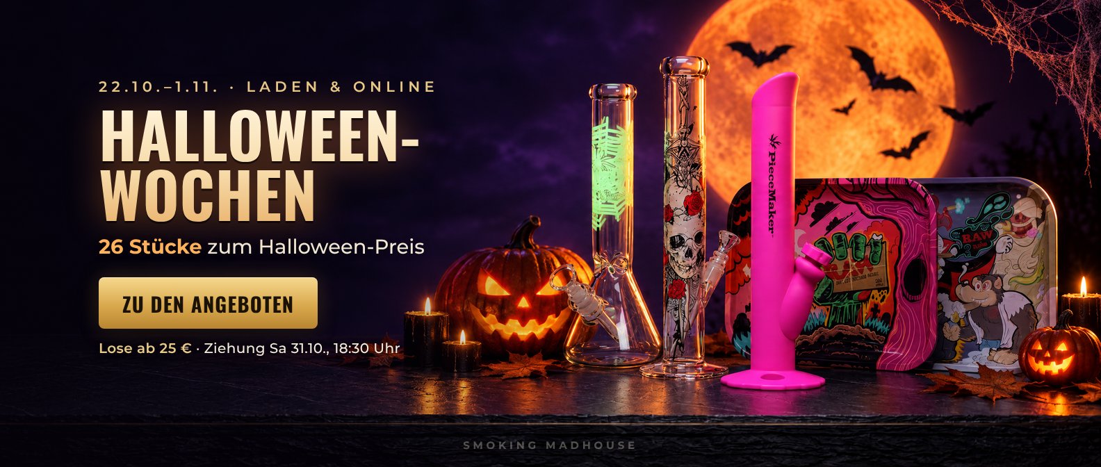 Halloween-Nacht mit Vollmond, Fledermäusen und Kürbislaternen: Glasbongs mit Spinnennetz und Totenkopf, pinke Silikonbong und RAW-Trays mit Zombie- und Monster-Motiv